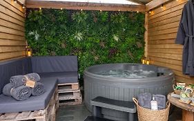 Luxury Barn & Hot Tub At Escape To The Stables